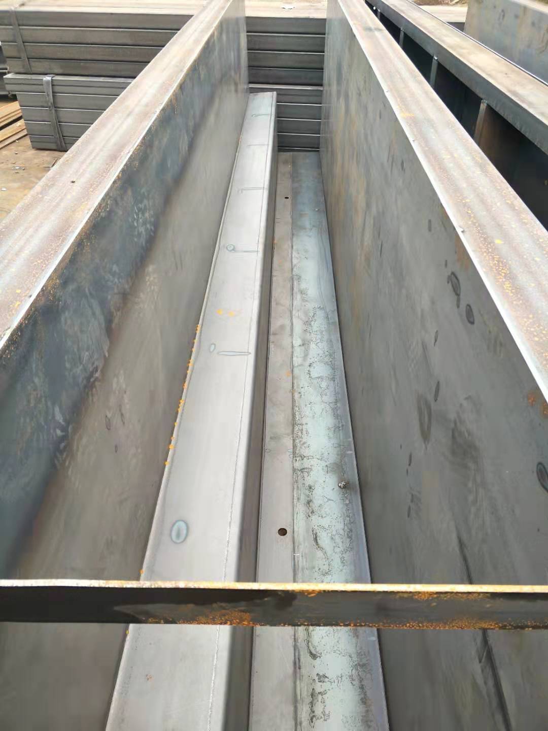 1590980319239730.jpg 高速隔離墩模具6.jpg