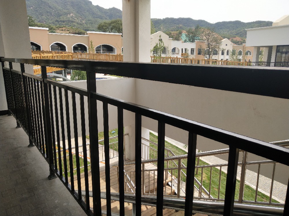 守護金屬護欄之美：探索專業醇酸面漆的卓越維護之道