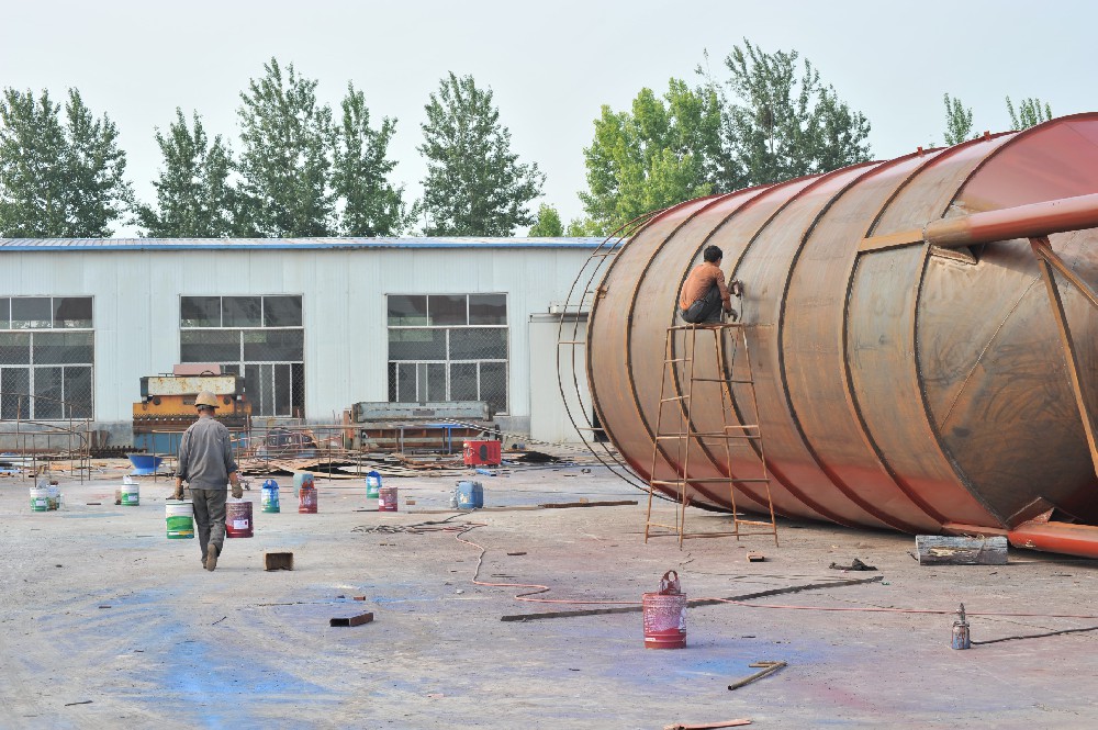 室外設(shè)施煥新裝：醇酸防銹漆的刷新之選