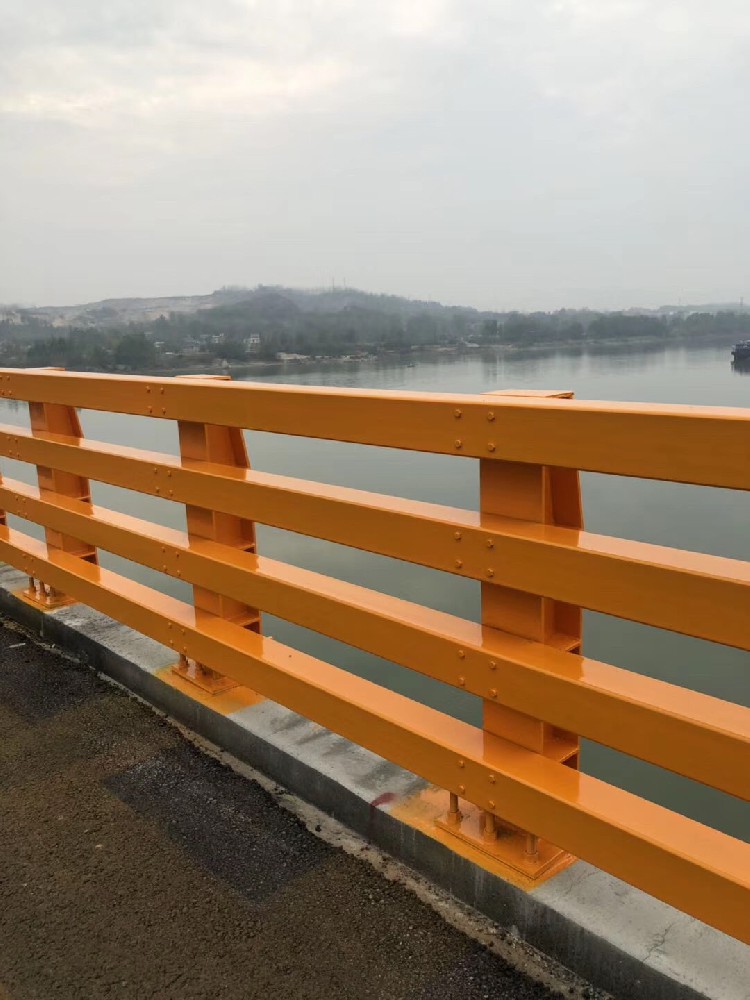 高速公路護欄刷新之選：醇酸清漆的卓越性能與應用